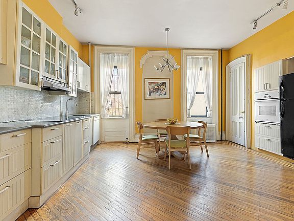 4th image of 181 Saint Marks Ave