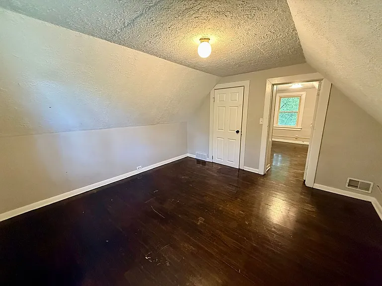 415 Weston Ave — Photo 6