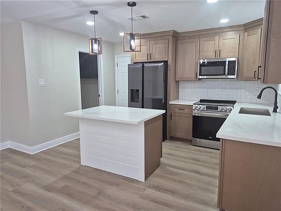 3rd image of 320 Elmwood Dr