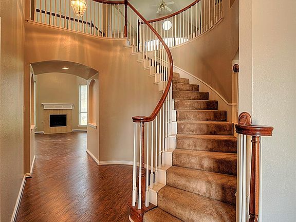 3rd image of 419 Suffolk Dr