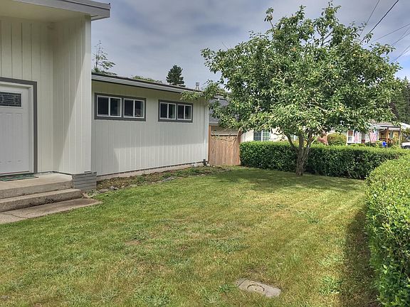 3rd image of 1805 NE Crestview Pl