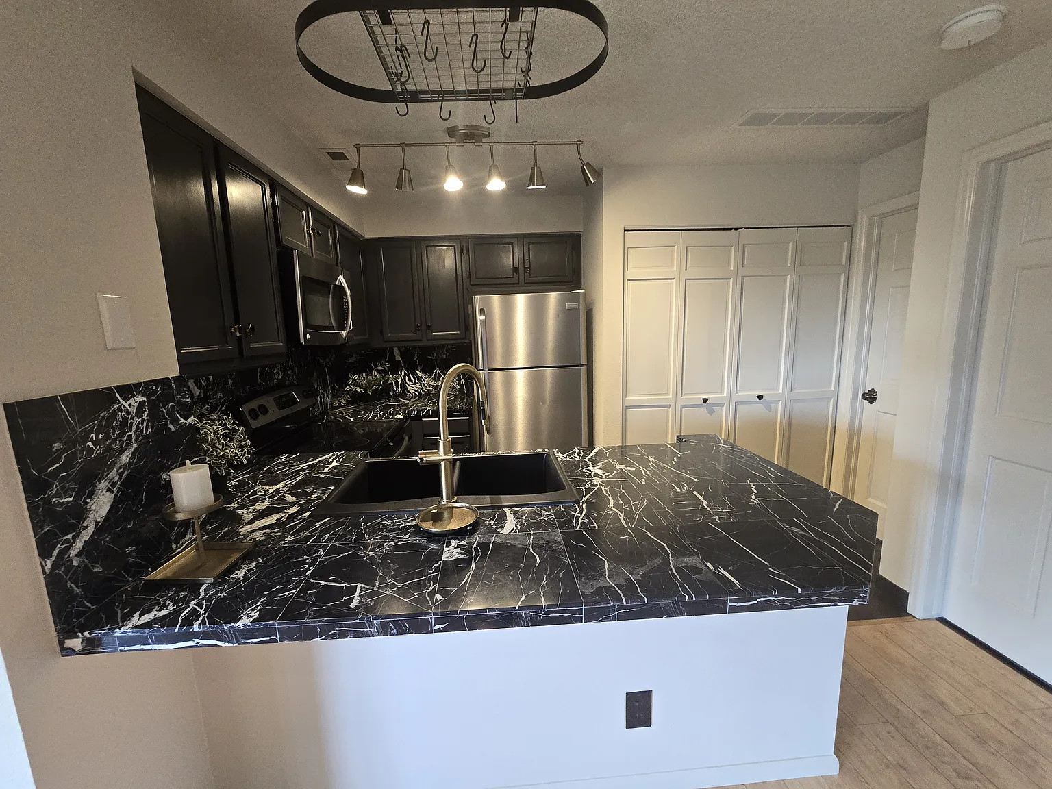 2 bed, 740 sqft, $1,900 — Photo 2