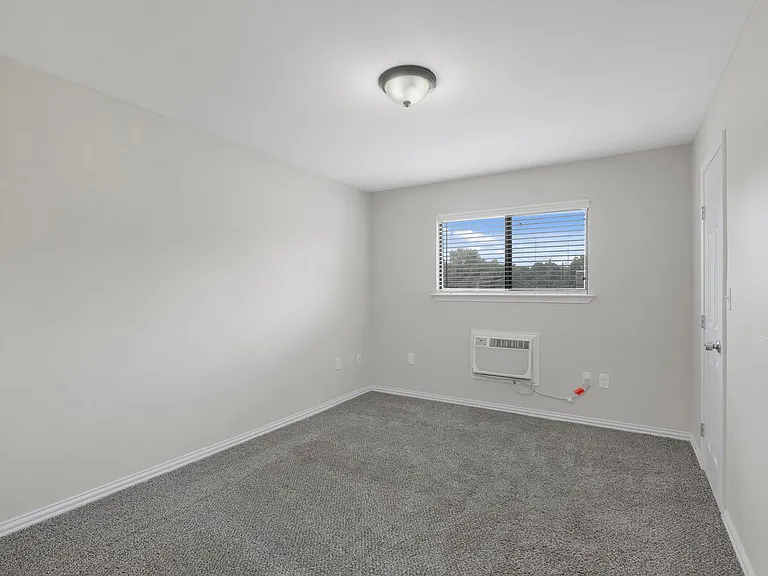 Oak Street Flats: Ranch Style Fully Remodeled Come Check Us Out — Photo 50