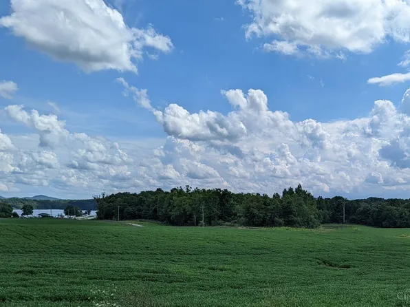 17 N Shore Dr, Hillsboro, OH 45133