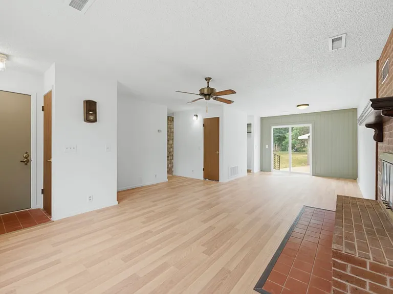 319 N Magnolia St — Photo 7