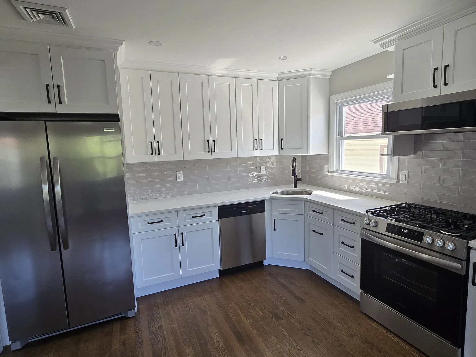 3 bed, 1.5 bath, 12500 sqft, $3,200 — Photo 4