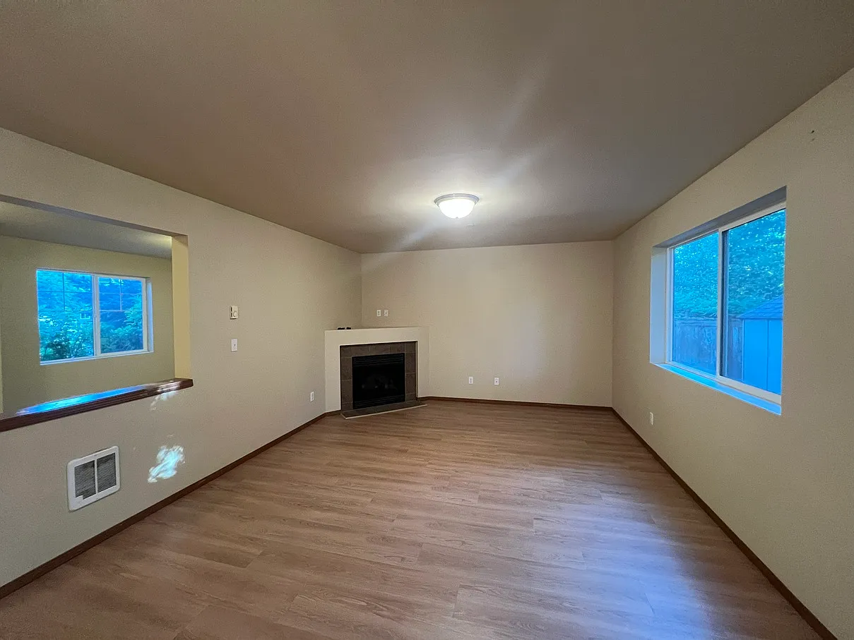 4 bed, 2.5 bath, 2068 sqft, $3,540 — Photo 4