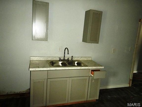 5th image of 1221 Hebert St