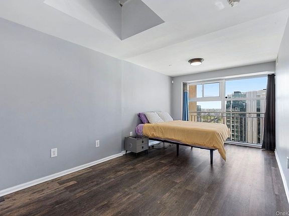 4th image of 37-20 Prince St #Pha