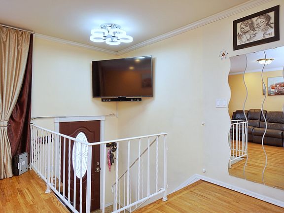 5th image of 376 Gurley Ave