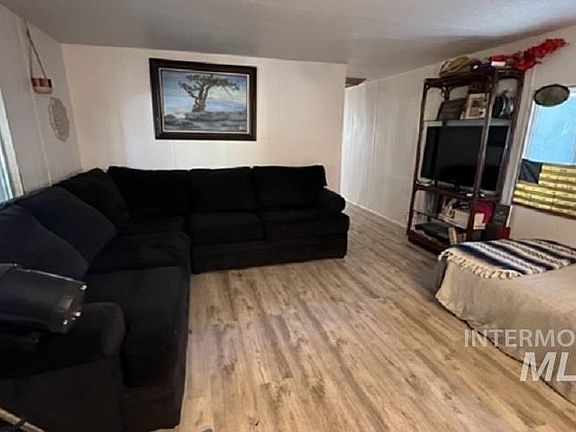 5th image of 227 Holiday Dr