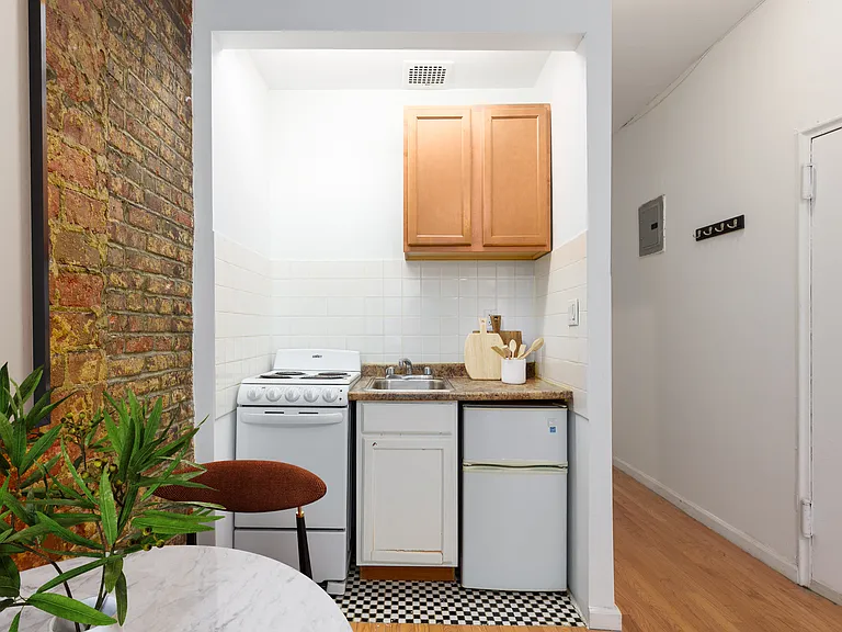 403 W 54th St #1A — Photo 5