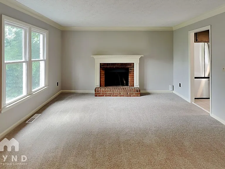4915 Willow Ln — Photo 2
