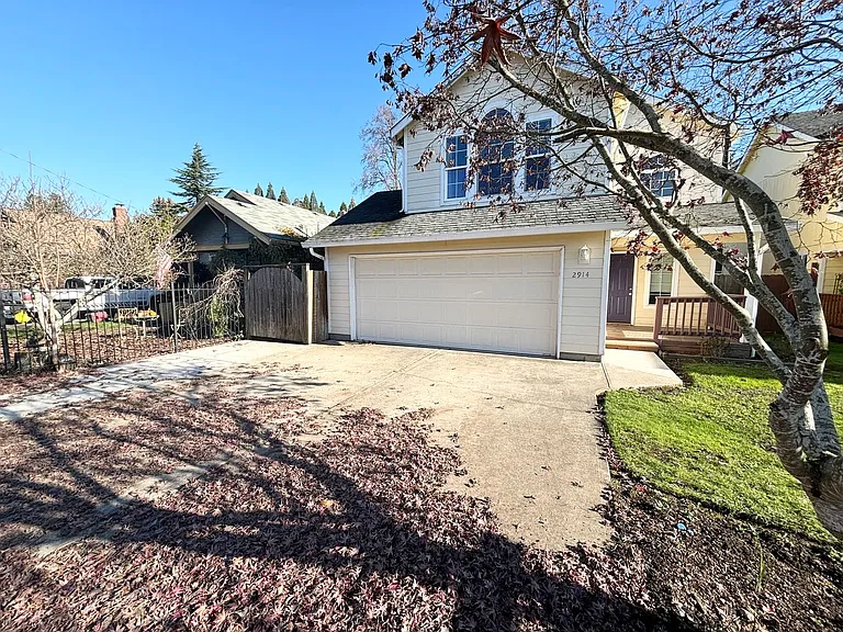 2914 SW 214th Ave — Photo 1