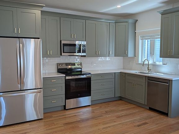 3rd image of 56 Bakersfield St Room 1
