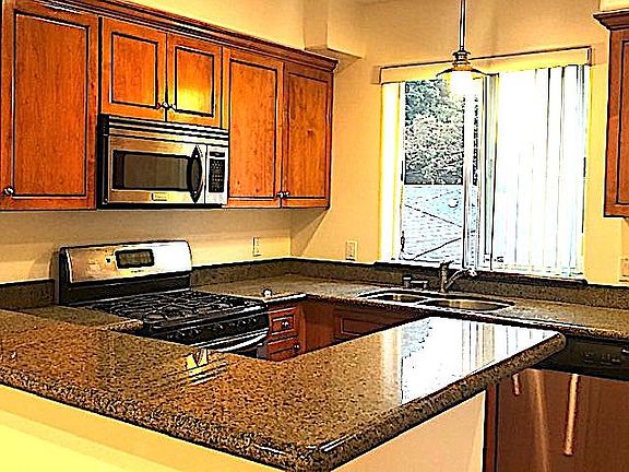 5th image of 12216 Moorpark St Unit 5