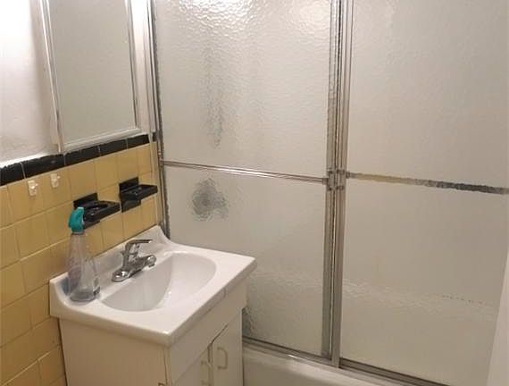 3rd image of 252 E 52nd St APT 2B