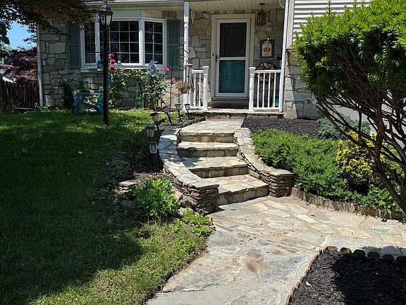 2nd image of 129 Redwood Ave