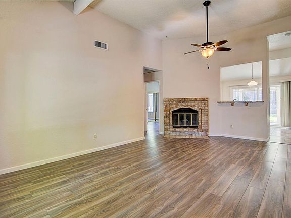 3rd image of 4001 N Country Dr