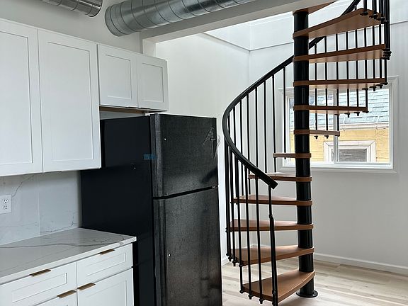 3rd image of 574 Niagara St #2