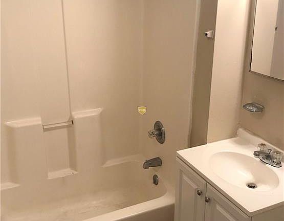 5th image of 3100 Glen Ave