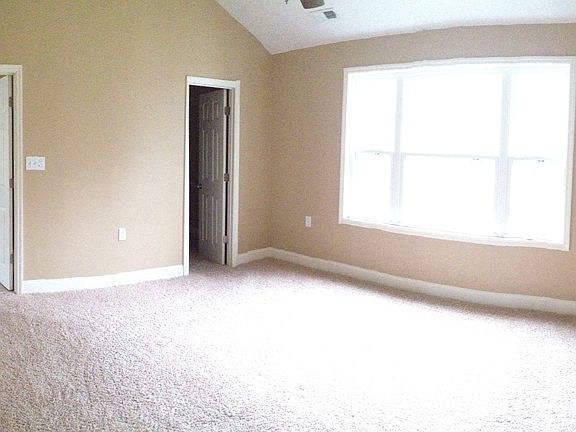 MASTER BR W/WALK IN CLOSET
