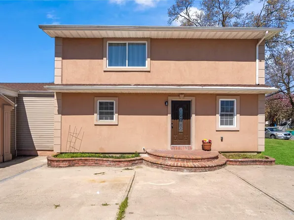 84 Woodland Avenue, Central Islip, NY 11722