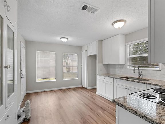 3rd image of 8248 Hartford 1/2 St