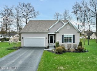 8 Wedgewood Dr, South Glens Falls, NY 12803
