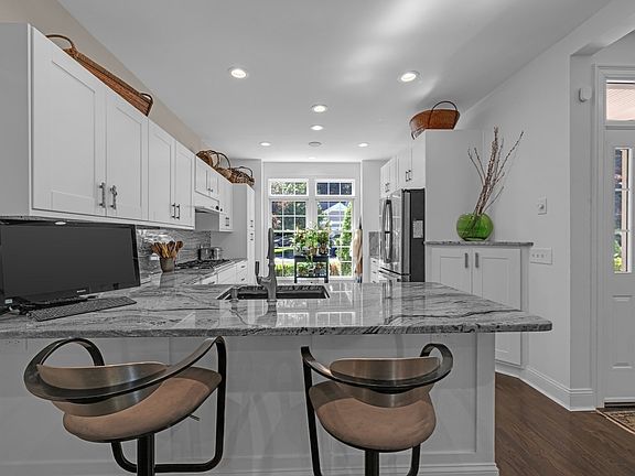 2nd image of 10 High Pine Cir