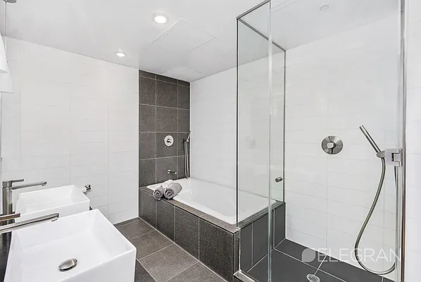 Sold by (Legacy) Elegran | media 4