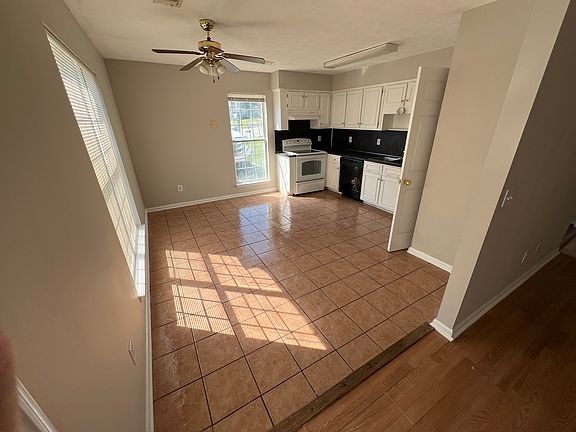 4th image of 32 Lexington Cir