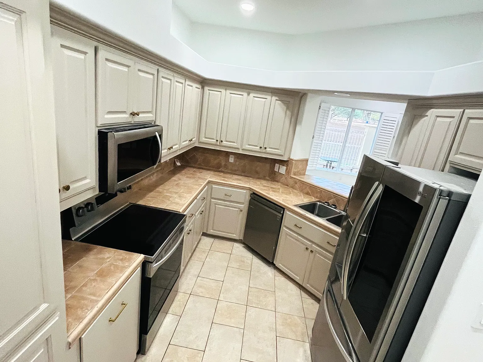 3 bed, 1980 sqft, $2,500 — Photo 3