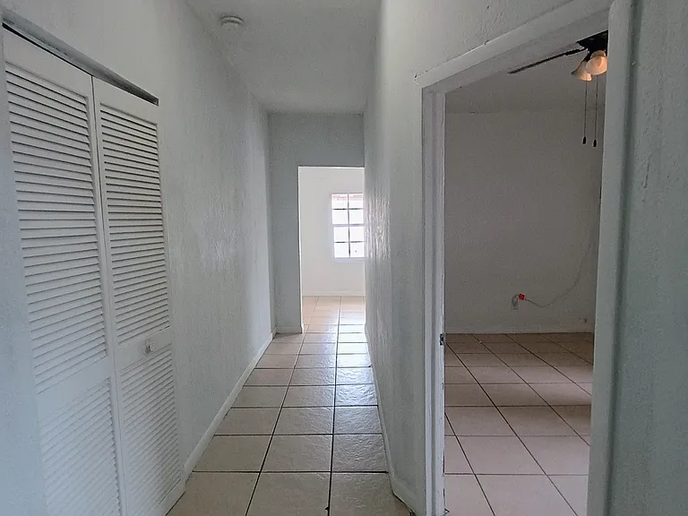Hallway/pasillo.