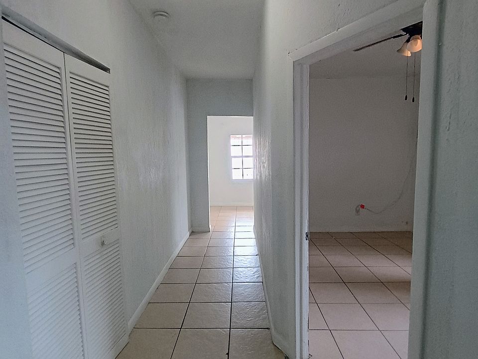 Hallway/pasillo.