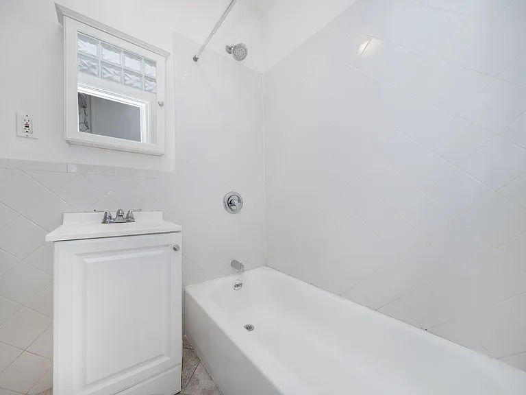 221 E 58th St #2W — Photo 4