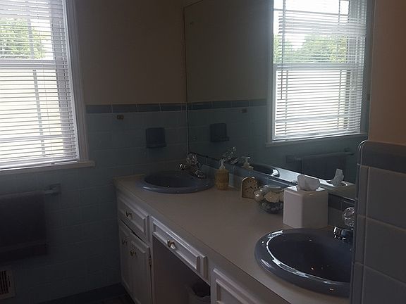 Double sinks in hall bath