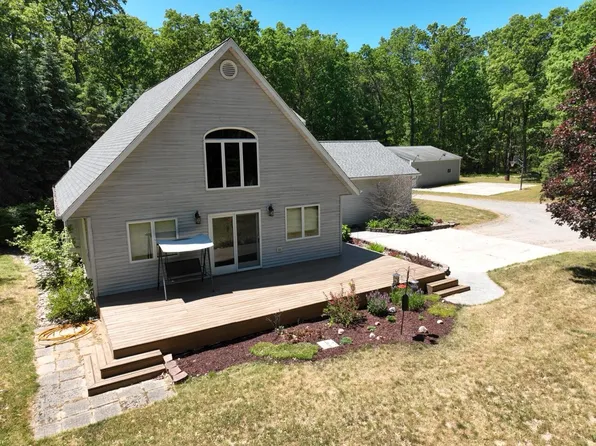 9880 Spruce Ave, Grant, MI 49327