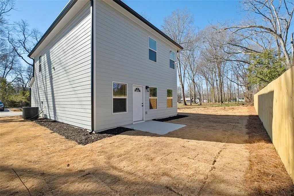 3 bed, 2.5 bath, 1559 sqft, $1,900 — Photo 2