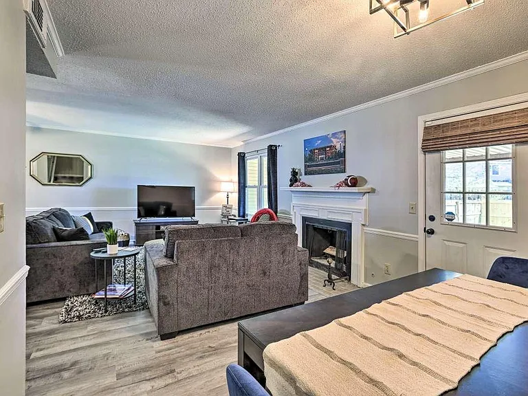 1073 Fairfax Dr — Photo 10