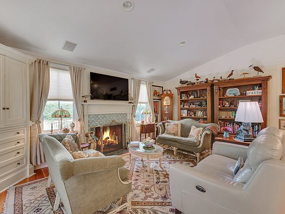 3rd image of 325 Hortons Ln