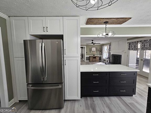 3rd image of 855 John Ct