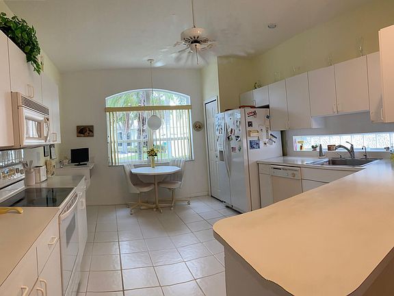 3rd image of 995 NW Tuscany Drive