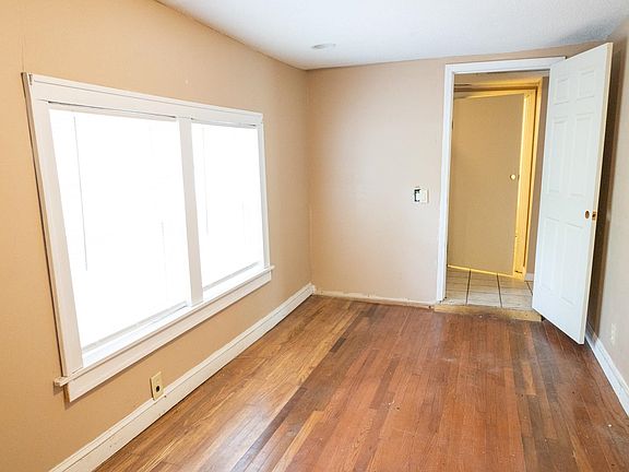 12th image of 901 Palm St.