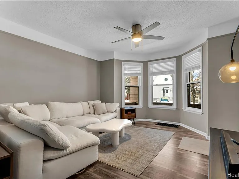 447 Sycamore St #1 — Photo 4
