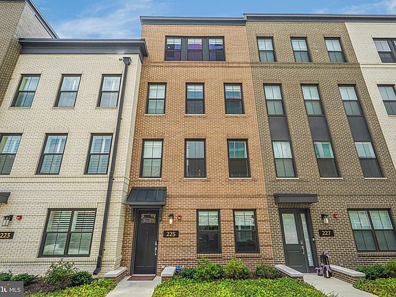 2nd image of 225 Montgomery St