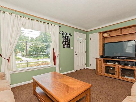 2nd image of 1576 Parker Dr