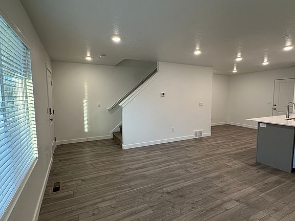 4th image of 912 E Barrelman Ct