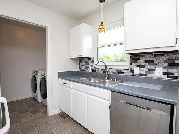 4th image of 2886 Bell St