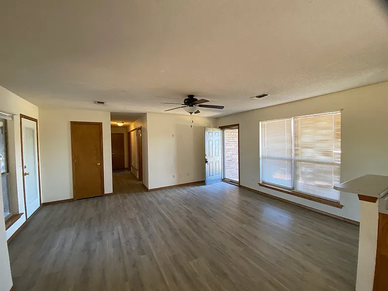 1109 Sterling Dr — Photo 2